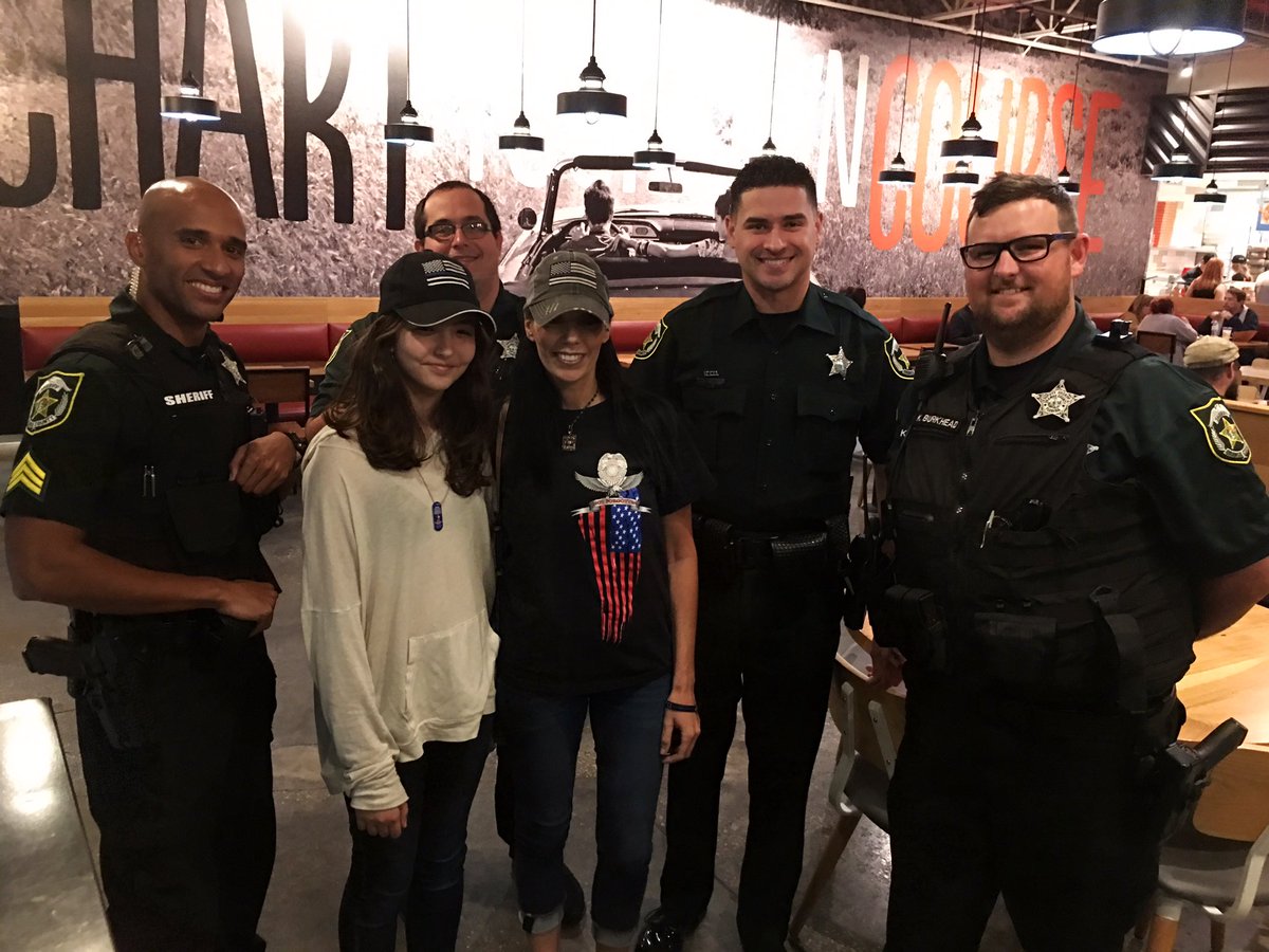 OrangeCoSheriff's tweet photo. We ran into @TracyGanci01 and she gave our Deputies these keychains as part of her #RandomActsofBacktheBlue initiative. Thank you, Tracy and your lovely daughter! https://t.co/ARe72DEwK1