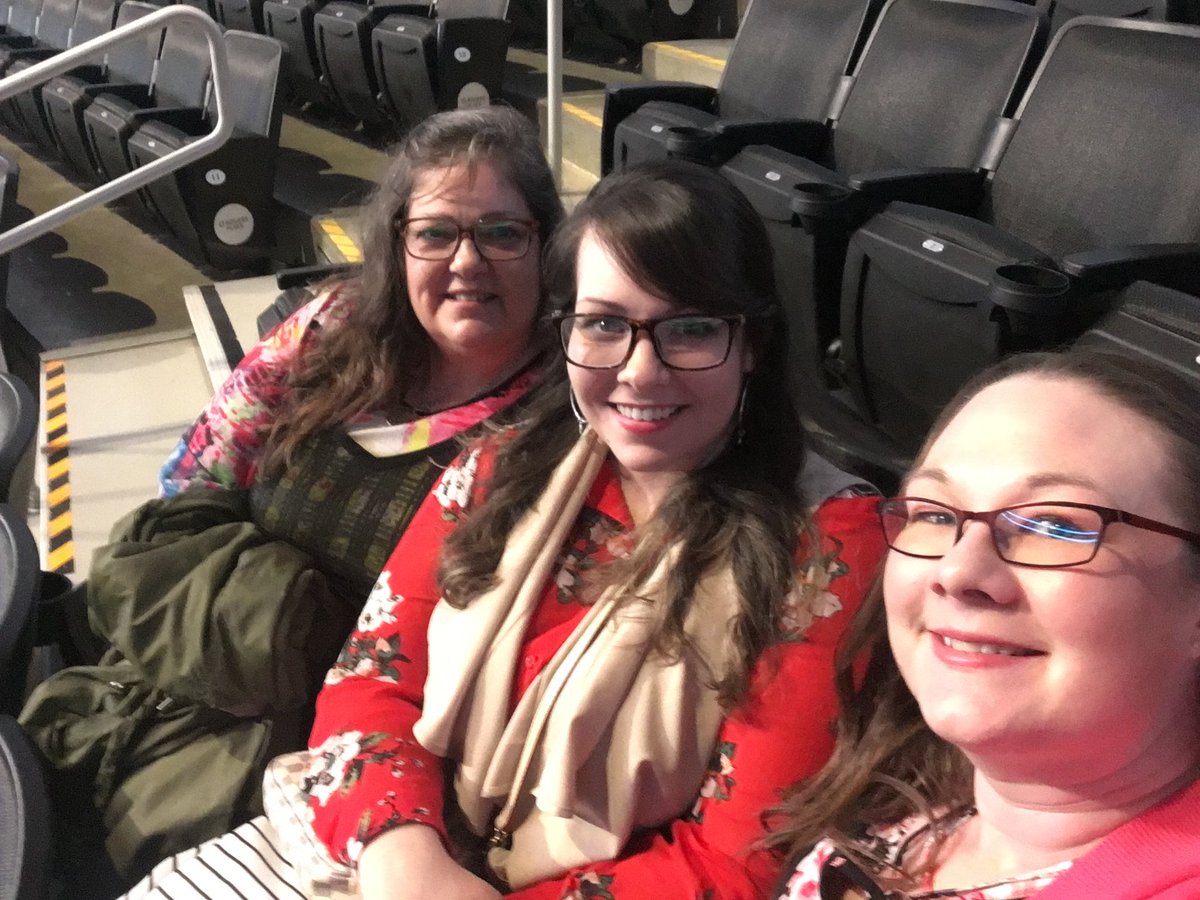 jordanafaye's tweet photo. Excited to be in Edmonton for An Intimate Conversation with @MichelleObama #IAmBecoming With @rainmack and #AshleyDavison #girlpower #family #love https://t.co/IzSD3uxCUP