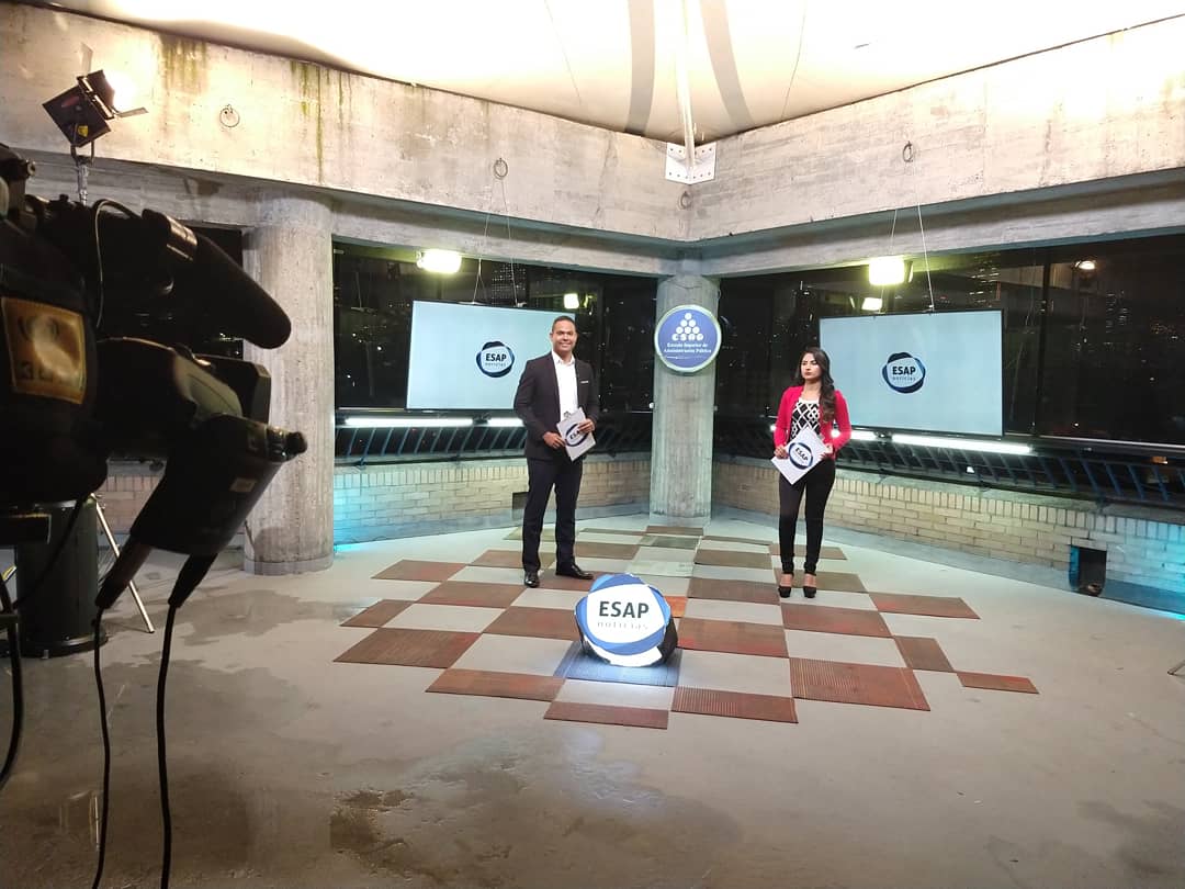 CanalZOOMTV's tweet photo. #Envivo
Hoy #EsapNoticias, se traslada al departamento del Arauca para conocer de cerca sus necesidades.
En este momento en Diálogo público, Juan Carlos Orrego, Subdirector General de la Unidad Nacional para la Gestión del Riesgo de Desastres.→ https://t.co/z645dISJXV https://t.co/dOe4gh6ZyP