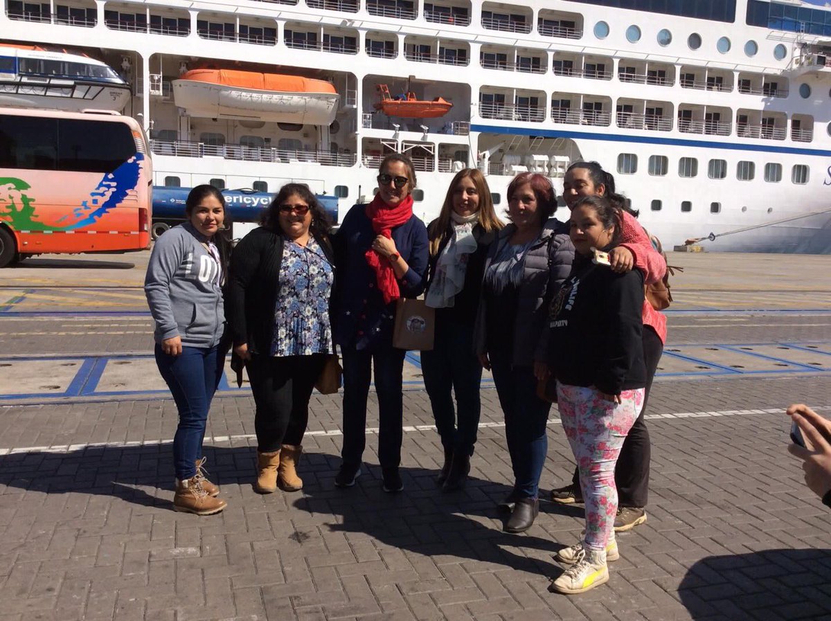 missmau_2021's tweet photo. So today we got to visit the “Sirena” from @OceaniaCruises the kids wanted to go inside the ship..maybe next time? #poetahuidobro #presente #sextobasico @NiccolGarcia @magajedi36 @pelusamadrid thanks! @comunidadpce @RodrigoOgalde @jjvvlogallardo 🛳 https://t.co/4pNegWhoPk