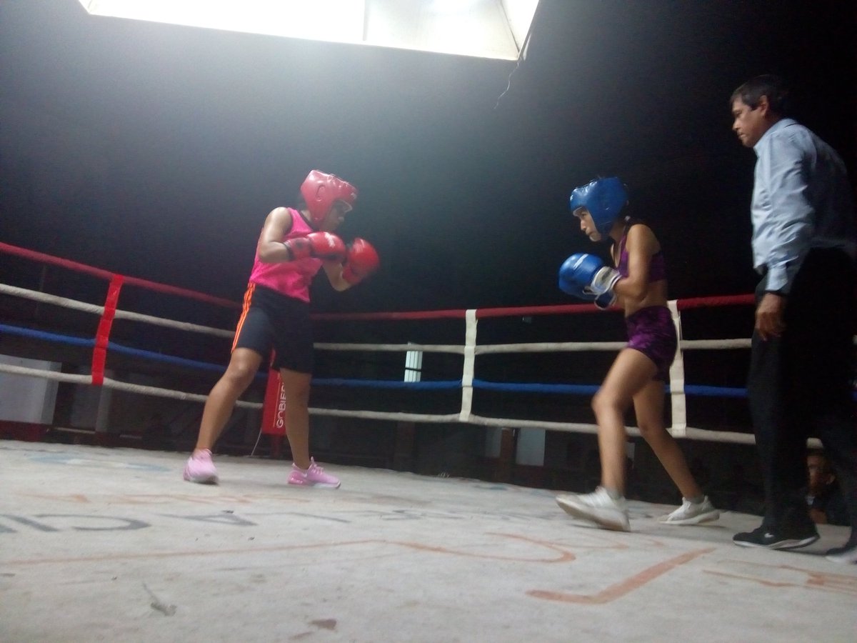 EscMuniBoxSalta's tweet photo. Comenzamos con la Apertura 2019 en el club San Martín con 10 combates. Gracias al Intendente @GustavoSaenzOK por el apoyo constante a las políticas deportivas de inclusión. #UnionProvincialBox #FeSalBox @MuniSalta @GuadaColqueOK @CooperadoraSalt @SaltaDeporte https://t.co/NOOoz658EB