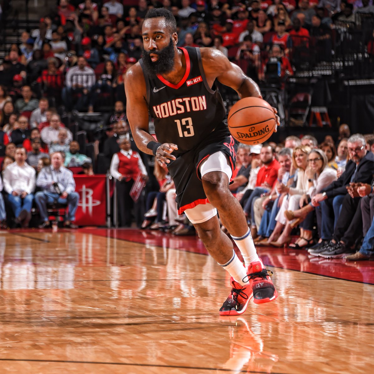 Harden, en una jugada del partido.