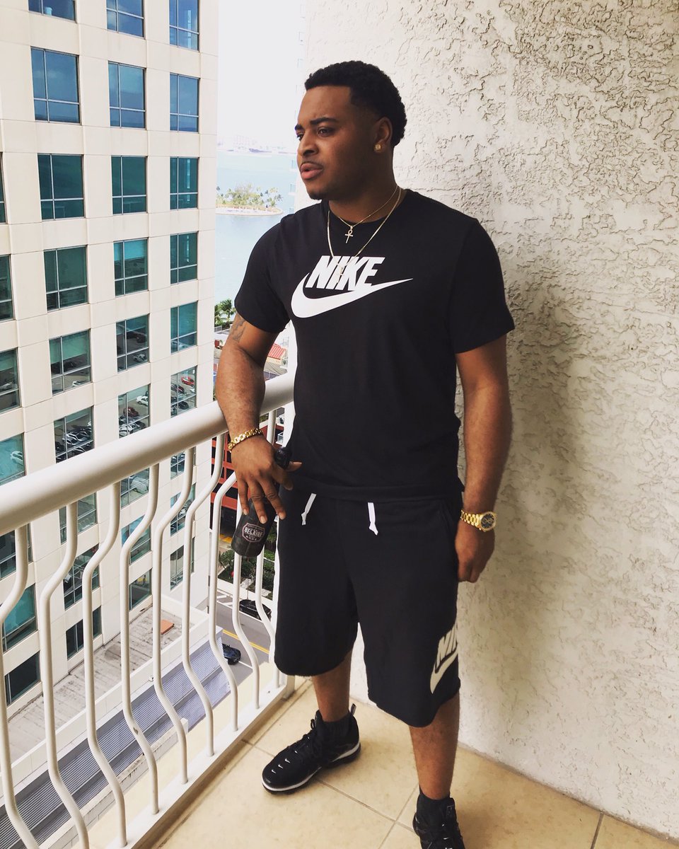 __DLJ's tweet photo. Miami vibes🌴🌴 https://t.co/FojOtCEVi9