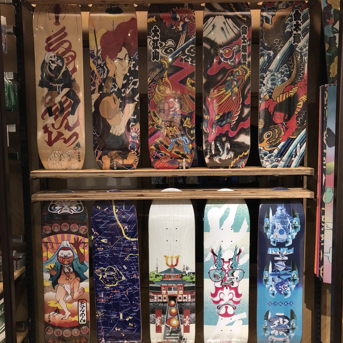 ms_305_harajuku's tweet photo. スケートボードコーナーが3階に移動‼️
デッキやトラック、ウィールやパーツも全て3階です👍
１階にはコンプリートスケートボードを多数ご用意！
国内最大級の品揃えでお待ちしております🔥

詳しくはこちら⬇︎
https://t.co/K8rSf4K18Z

#skateboard #harajuku #原宿 #ムラサキスポーツ https://t.co/iXpciKShHc