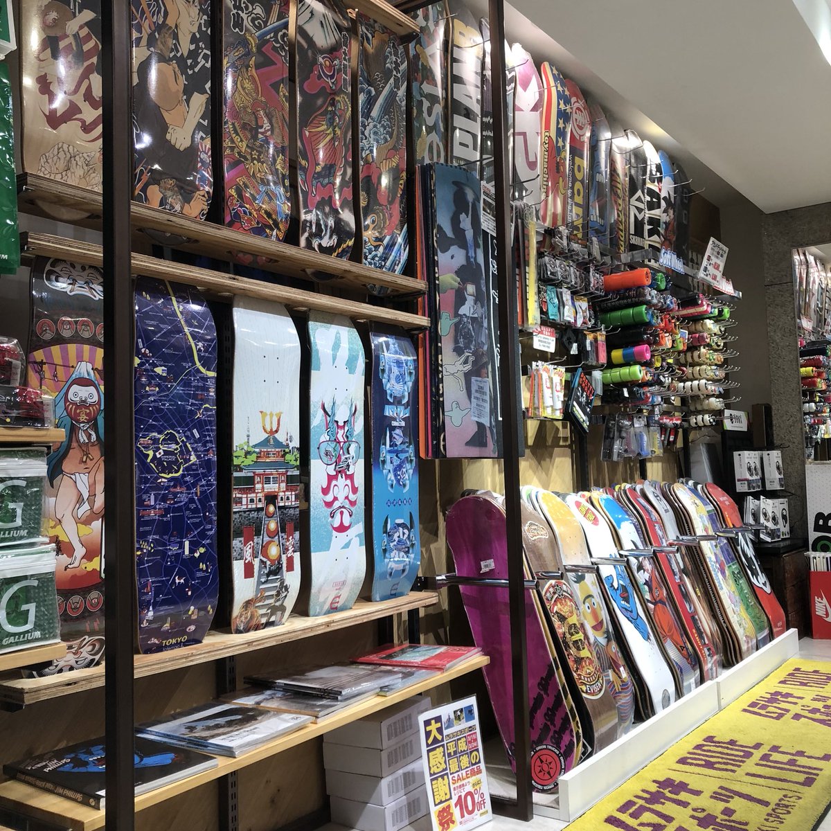 ms_305_harajuku's tweet photo. スケートボードコーナーが3階に移動‼️
デッキやトラック、ウィールやパーツも全て3階です👍
１階にはコンプリートスケートボードを多数ご用意！
国内最大級の品揃えでお待ちしております🔥

詳しくはこちら⬇︎
https://t.co/K8rSf4K18Z

#skateboard #harajuku #原宿 #ムラサキスポーツ https://t.co/iXpciKShHc