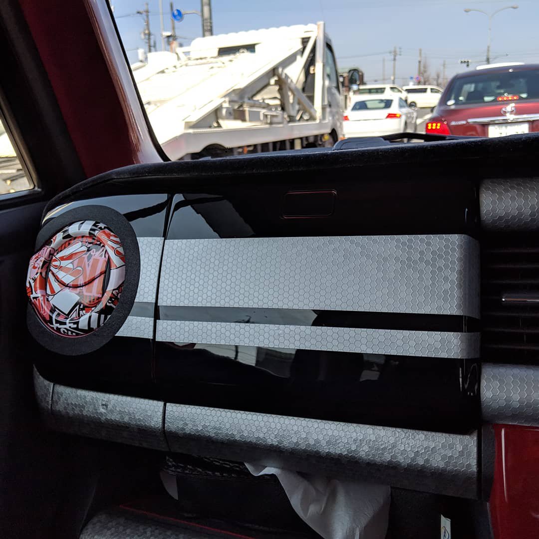 KOA7177's tweet photo. ちょっと前にラッピングしたパネル
左右非対称とか違和感あるのが好きなので取り付け
周辺にステッカーボムシート貼り付けてあるので、違和感あるような、統一感あるような
まあまあ、狙った感じにはなりました。
#ハスラー
#フレアクロスオーバー
#ステッカーボム
#ラッピング
#koadesignworks https://t.co/phPd9dLKpY