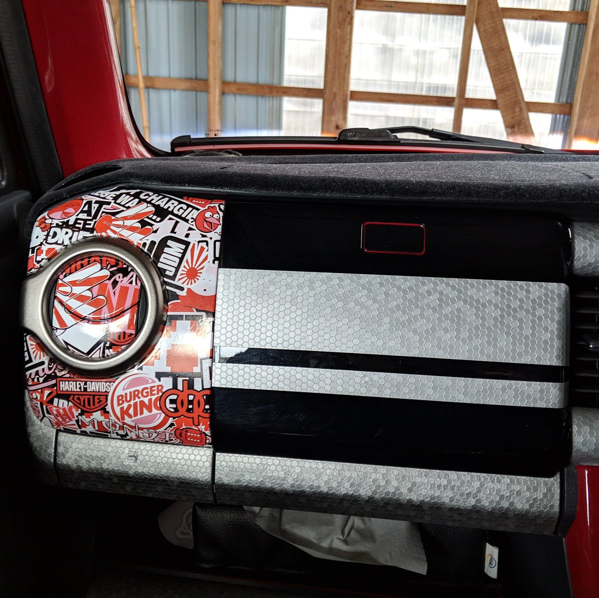 KOA7177's tweet photo. ちょっと前にラッピングしたパネル
左右非対称とか違和感あるのが好きなので取り付け
周辺にステッカーボムシート貼り付けてあるので、違和感あるような、統一感あるような
まあまあ、狙った感じにはなりました。
#ハスラー
#フレアクロスオーバー
#ステッカーボム
#ラッピング
#koadesignworks https://t.co/phPd9dLKpY
