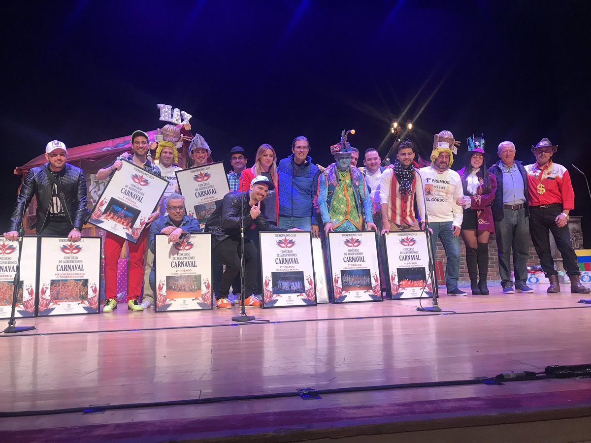 murga_torrole's tweet photo. Foto de familia. Jurado, organización, premiados, etc #COACTorremolinos2019 #coactorrole #GranFinal https://t.co/UKG6YXly9x