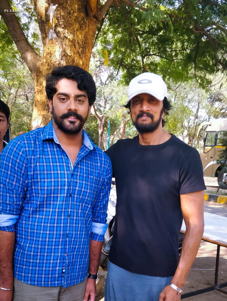 Chethanvicky1's tweet photo. Exclusive picture from the sets of #Kotigobba3 👌😍

Actor  namma @chethanvicky7  &amp; #Baadshah @KicchaSudeep https://t.co/UKLKNa36WV
