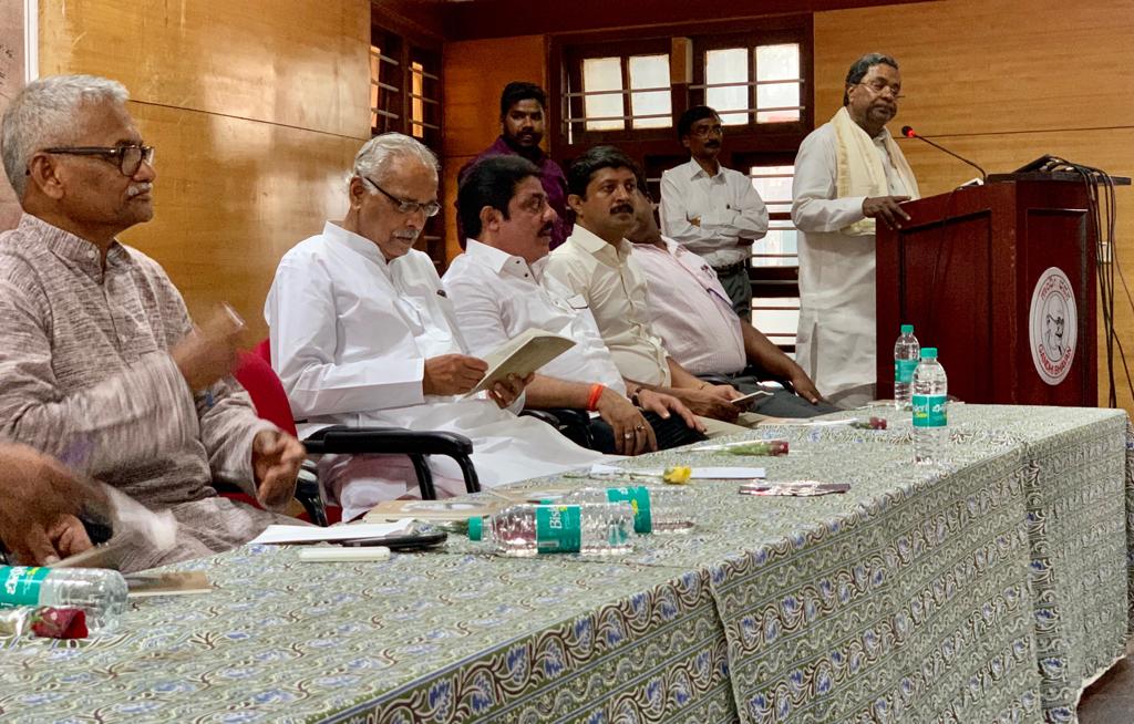 siddaramaiah's tweet image. ರಾಜಕಾರಣಕ್ಕೆ ಬರುವವರು ಮಹಾತ್ಮ ಗಾಂಧೀಜಿ ಬಾಬಾ ಸಾಹೇಬ್ ಅಂಬೇಡ್ಕರ್ ಮತ್ತು ರಾಮಮನೋಹರ ಲೋಹಿಯಾ ಅವರನ್ನು ಓದಬೇಕು.
#RamManoharLohia