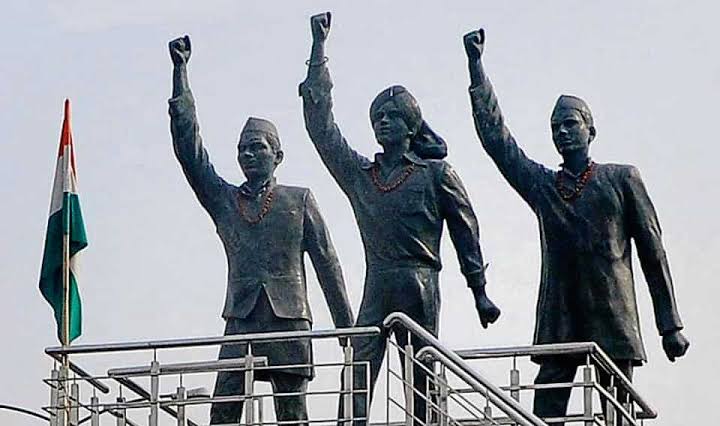 Folkire2's tweet photo. Your supreme sacrifice for motherland will not be forgotten. You are still an inspiration for the thousands who aspire to join the forces. Salute to the bravest sons of India #BhagatSingh #Rajguru #Sukhdev #martyrsday  #ShaheedBhagatSingh #ShaheedDiwas @NewsIndia
@newsindianow https://t.co/xHw45FrLN2