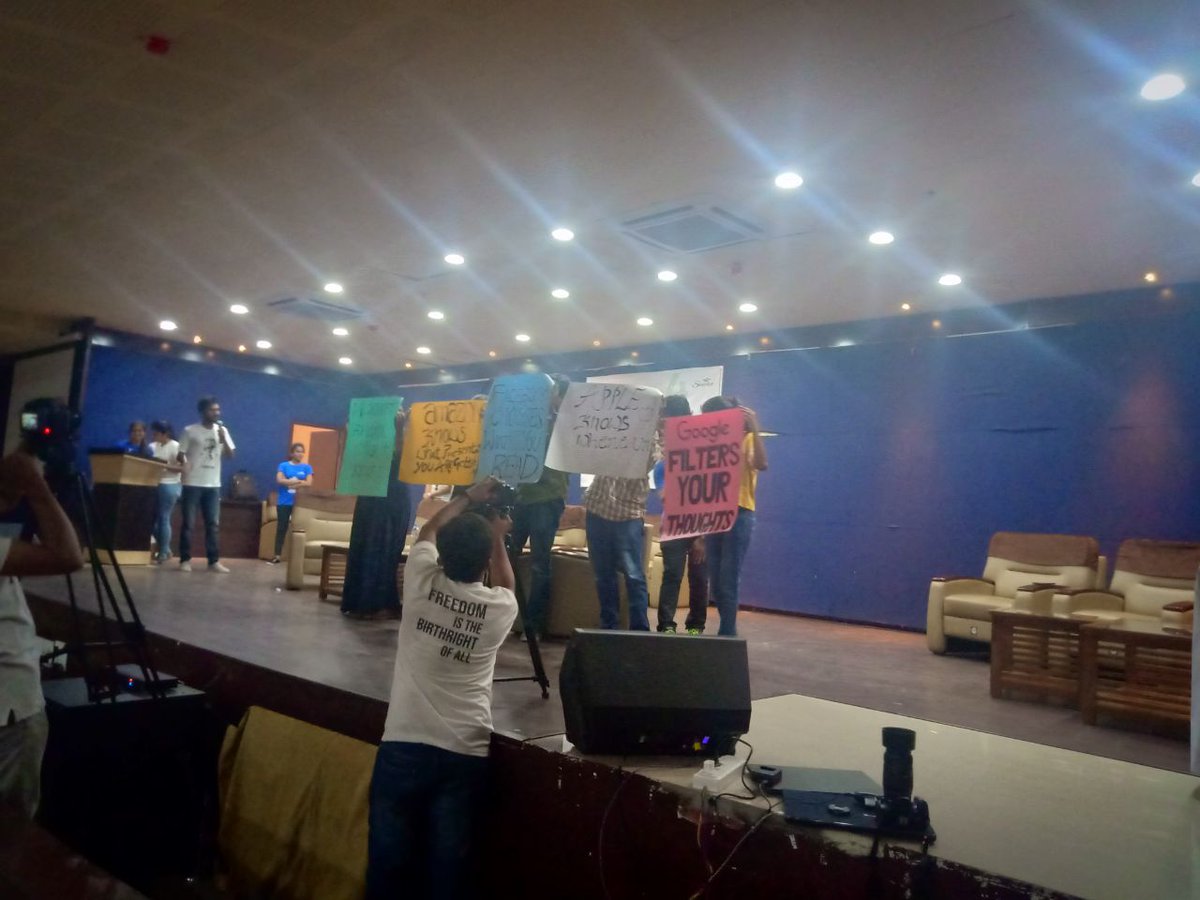 udaysreekasula's tweet photo. #TechnologyforDemocracy #TechnologyforSociety
@csimrits1
@ECISVEEP
@ieeehyderabad
@Hyd_Collective
@AIBEA_India
@SwechaFSMI
A skit representing the crux of the #TechForDemocracy Campaign played by Sahithi, Umasri, Naveen, Sushma, Siddharth, SriLekha, Aravind https://t.co/xlPubGM4fj