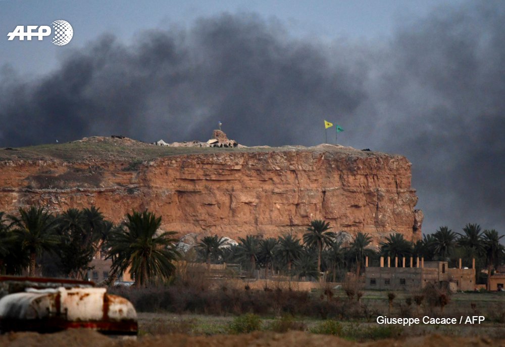 #BREAKING
La bandiera delle #SDF, di #YPG e #YPJ sventola su #Baghouz.
L'#ISIS è stato militarmente sconfitto!
Çiya Firat, comandante campagna "Tempesta di Jeezera":

"Oggi abbiamo completato la nostra campagna liberando Baghouz, l'ultima area rimasta nelle mani dell'ISIS.