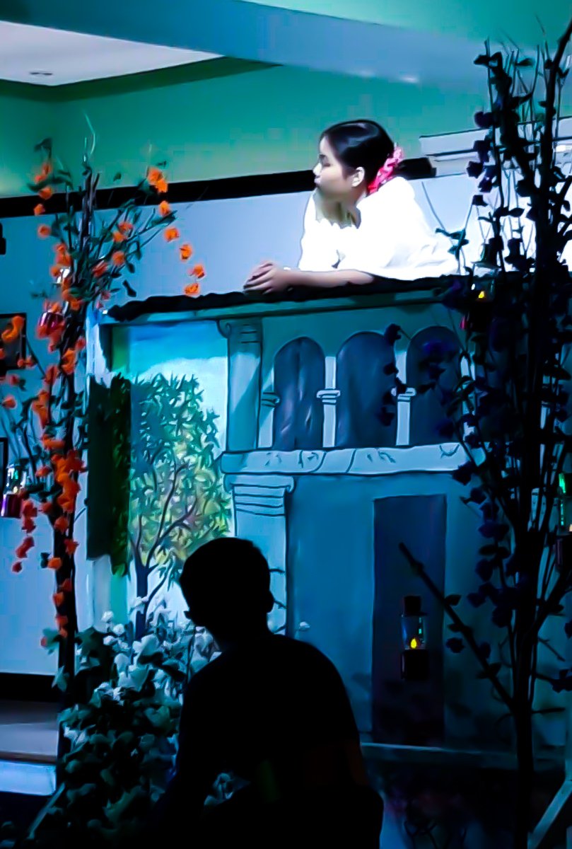streynge_9428's tweet photo. "o romeo, romeo, wherefore art thou?" 🥀

the classic balcony scene of romeo and juliet performed by @ItsStephFrances and @VinceBombita https://t.co/sBlX1j45R2