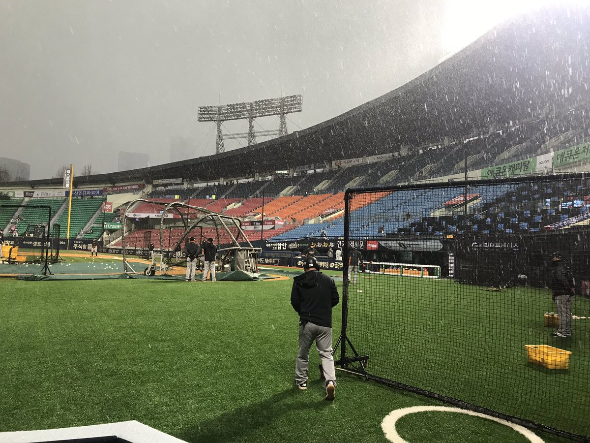 개막전 잠실구장에 진눈깨비가. 12:21 현재