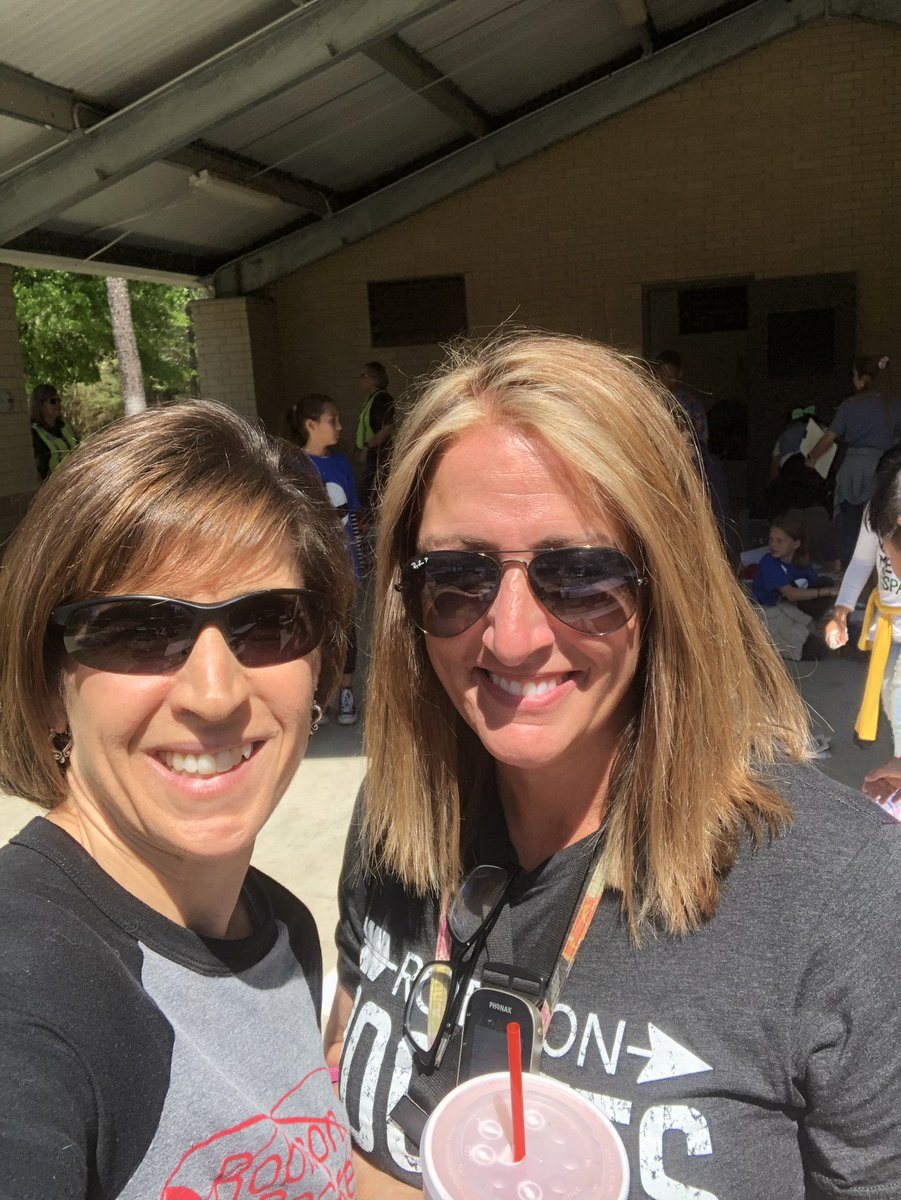 dhenning27's tweet photo. Fun Friday at Nature Trails with @jeanne_decker! #CFISDTOTY #SuccessatRES #CFISDspirit https://t.co/Eqm1pmyTfK