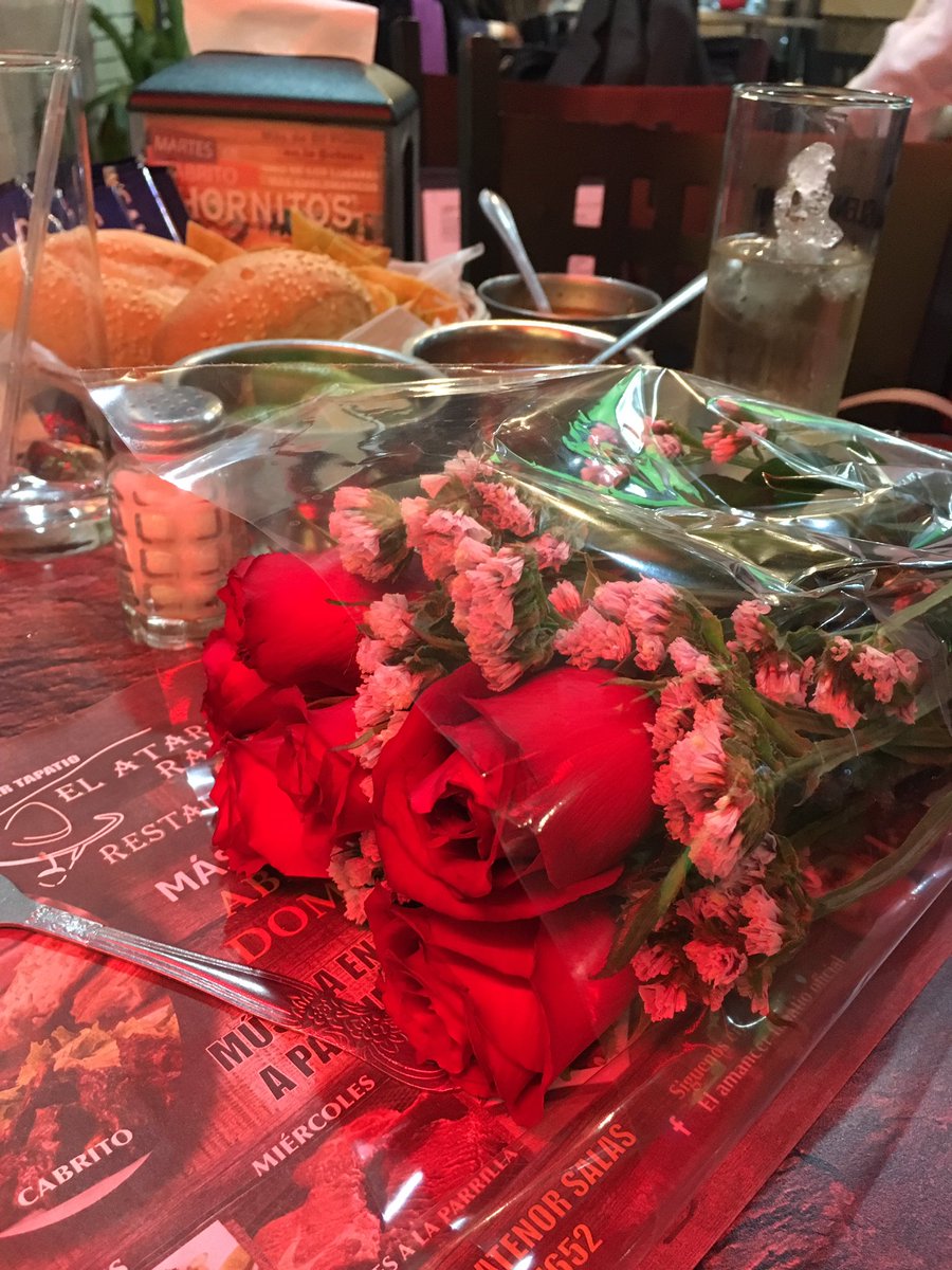 Isislovich's tweet photo. Ayyyy jui al baño y me recibió con flores! #again #mecanta https://t.co/GXp9lZiQXm