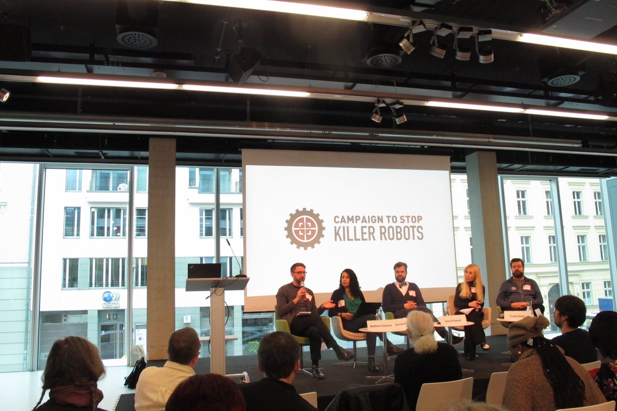 aarjapan's tweet image. キラーロボット反対キャンペーンのグローバル会議では、まず4人の登壇者が異なるトピックで話してそのあと参加者が分科会に参加するという形です（櫻）。1日に8つのトピックがあり、参加者は関心のある分科会に4つまで出れます。
#KillerRobotsGer @BanKillerRobots