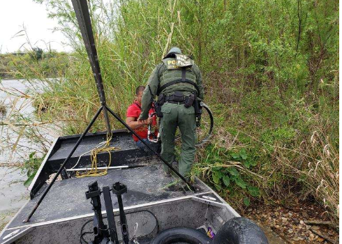 eleazarpajaro's tweet photo. Arresta la Patrulla Fronteriza a 3 discapacitados centroamericanos; uno en silla de ruedas amputado de ambas piernas, a mitad del rio en @CityEaglePassTx https://t.co/MHCzt7Q6pb