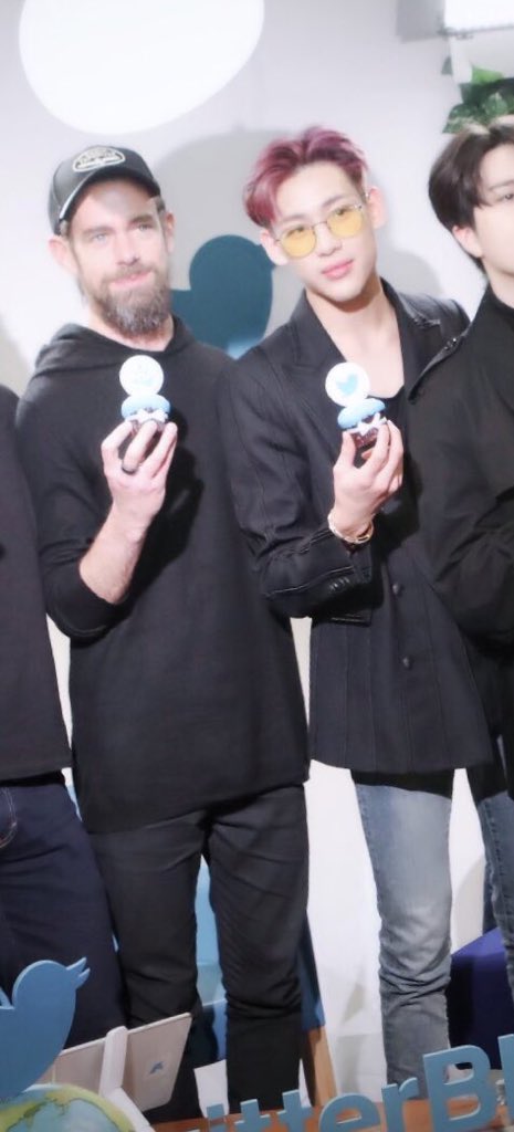 I3amBam1A's tweet photo. เออว่ะ หลายคนบอกว่าแจ้กceo คล้ายๆพี่มาร์ค เหมือนจะจริงความยืนซ้อน ความชอบมองน้องพูด ความชอบให้น้องทำนู่นนี่ ความซึน ความเนียนระดับ10 เราว่าพี่เค้ามีคู่แข่งแล้วละ มิน่าเค้าถามน้องว่าจะไปไหนรีบตอบเชียวว่าเดี๋ยวกลับบ้านไปเล่นกับแมวววววว มโนจากนอกโลกก็รู้ว่าหวงง 5555 https://t.co/tRv210vYca