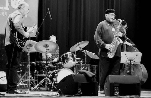 John Scofield - Flower Power

Album: Time on My Hands (1990)

#John Scofield
#JoeLovano
#CharlieHaden
#JackDeJohnette

#Jazz #JTRCK #SpringIsHere

🎧 youtu.be/JRE3g-vQNZE