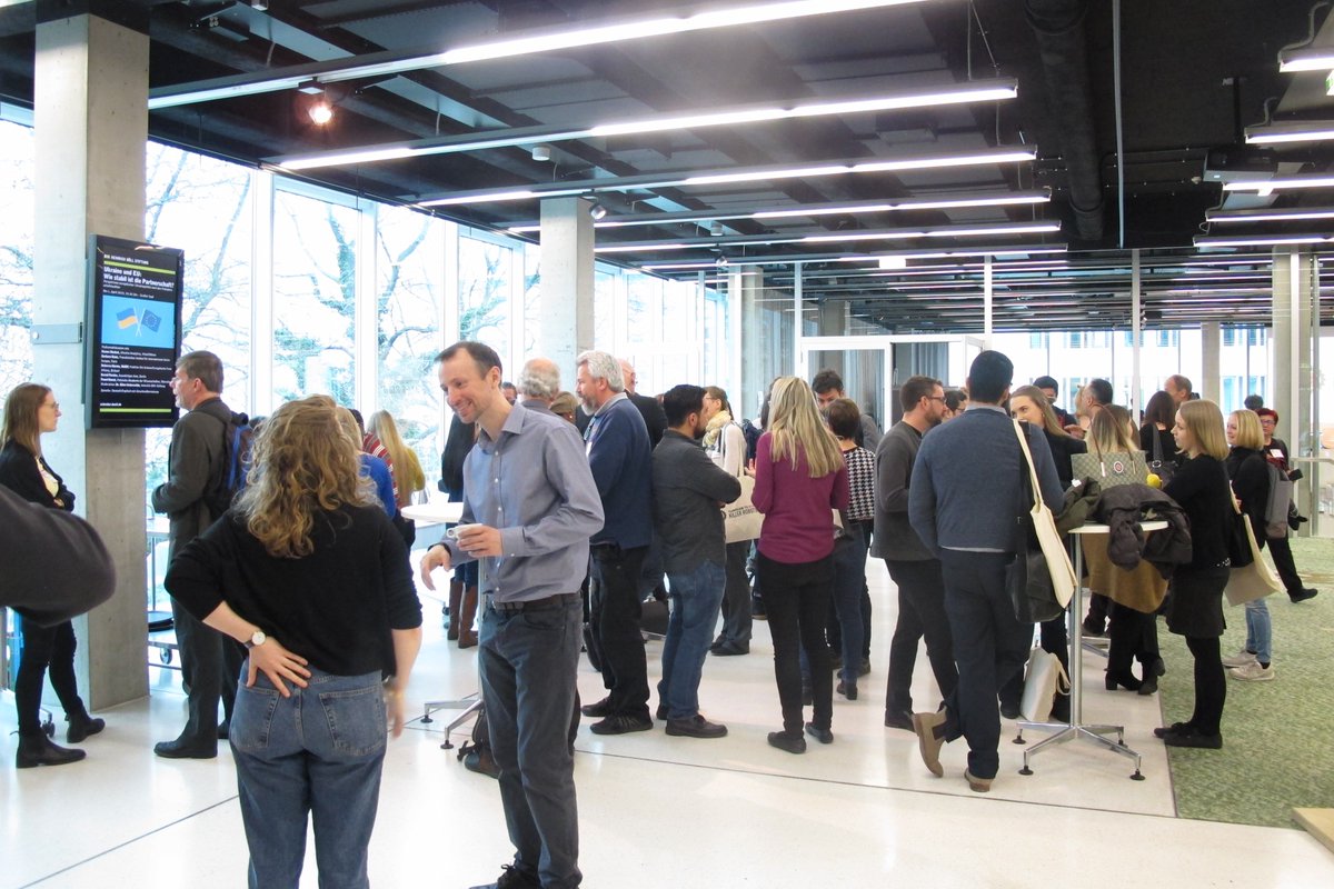 aarjapan's tweet image. 休憩中の様子です。それぞれネットワークを広げたり、講師とより深く議論をしたりしています。休憩後に分科会です（櫻）。
#KillerRobotsGer @BanKillerRobots