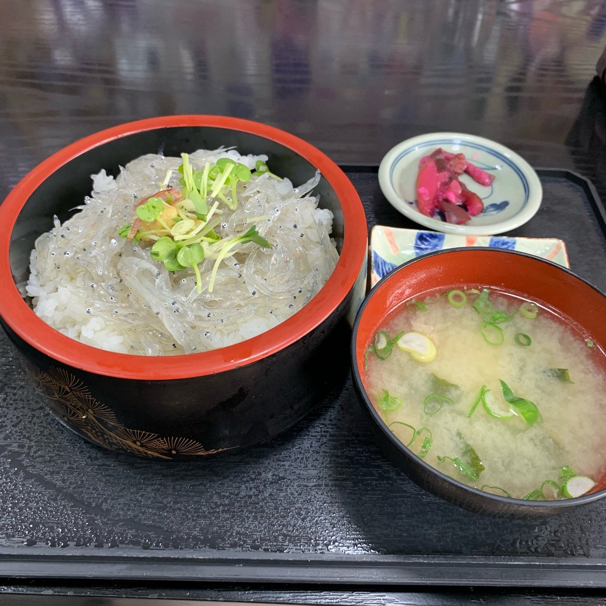 あじや（生しらす丼）