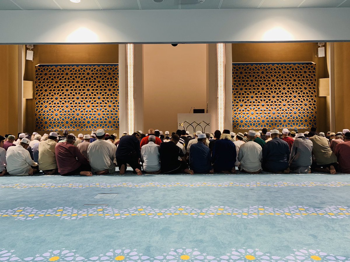 Muhd_Huzaifah's tweet photo. Alhamdulillah, mananged to explore Masjid Ghufran on the day of its reopening. The mosque I spent most of my childhood praying at. From when it was brown in colour to blue and then now totally new... here are some photos I took from my iphone❤️ https://t.co/0HS9MFPpJb