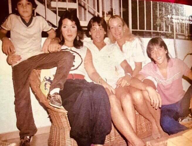 ChavoRukeando's tweet photo. Muere la hermana del #exmenudo ROY Rosello “Marie” el que cantaba la única y una sola canción “alegra esa cara” y fue sustituto de Miguel Cancel y sustituido por Sergio Blass allá por 1983-1985 #rip #menudo https://t.co/da5sUbald9