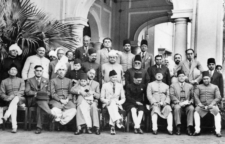 Group photo of Muhammad Ali Jinnah (in centre) and some of the FoundingFathers of Pakistan in Lahore, c. 1940.
#PakistanDayParade
#23March 
#LahoreResolution
#PakistanDay