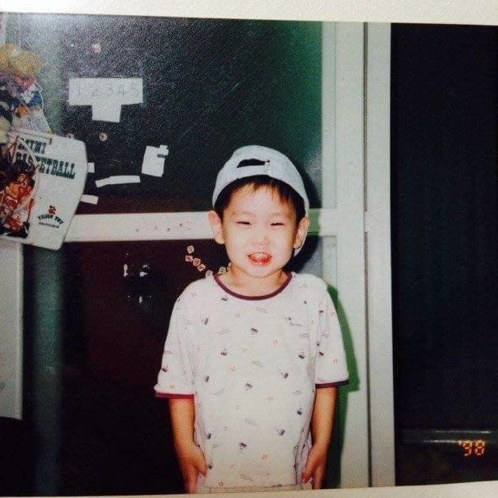 vvoozinho's tweet photo. Kenalin, ini kakak cowok ganteng yang dulu tinggal di samping rumahku. Dulu tuh waktu kecil dia iseeeeengg banget! Masa aku dilemparin roti bakar:(
Tapi gapapa, soalnya kakaknya ganteng^^

[#MiniUniverses @CUBE_PTG ] https://t.co/o0qWkheSUX