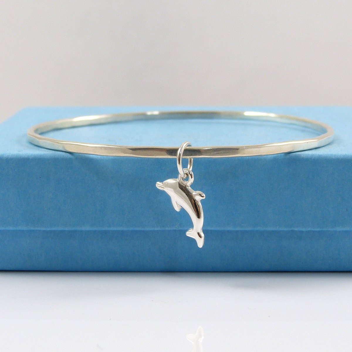 TheStrandline's tweet photo. Solid Sterling Silver Bangle with a Dolphin Charm, Bangle Bracelet,  Sterling Silver Bangle,  Hammered Bangle, Nautical, Beach Wedding https://t.co/ijIzQrdxLX #handmade #handemadeshop #northumberland #etsymade #87RT #thestrandline #zbesties #SolidSilverBangle https://t.co/S4lGgIOIOJ