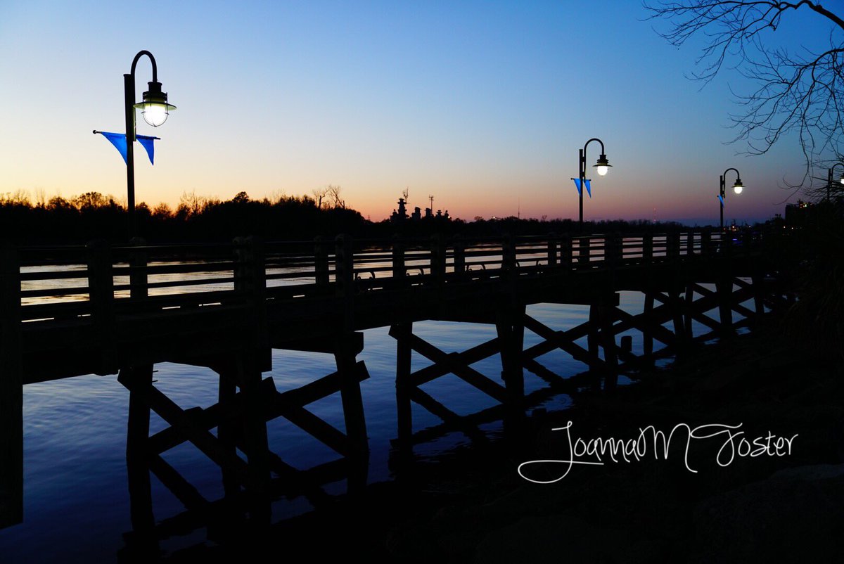 MWhiteShelley's tweet photo. This is magic - Wilmington Riverwalk sunset. Would never have experienced this and the many other amazing Wilmington places for the last three years without @EyeCon3000 #OTH conventions.
#OneTreeHill #TreeHill #WilmingtonNC #OTHx #RTTH #RTTHx #Riverwalk #OTHFamily https://t.co/rcMx2u5raS