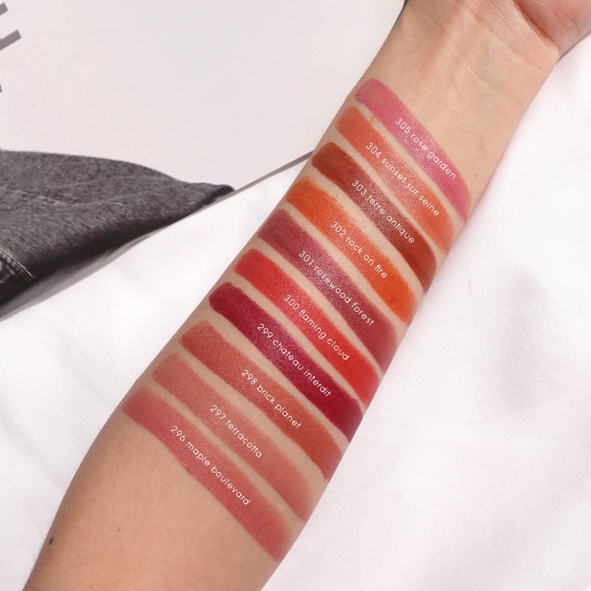 fhay_cotton_h's tweet image. เอาจิงๆ หลังจากที่ลองมาแล้ว ชอบลิปรุ่น Matte Lipstick by Color Riche ของ Loreal มาก เนื้อมันนุ่ม แล้วไม่แห้งอะ ทาไปแล้วเบลนได้ กลบสีปากมิดมาก แล้วคือสีสวยๆทั้งน้านน!! ออกมา 10 เฉดนะ เชียร์ 298 กับ 302 หลวยยย! #COLORRICHE #LABRICK