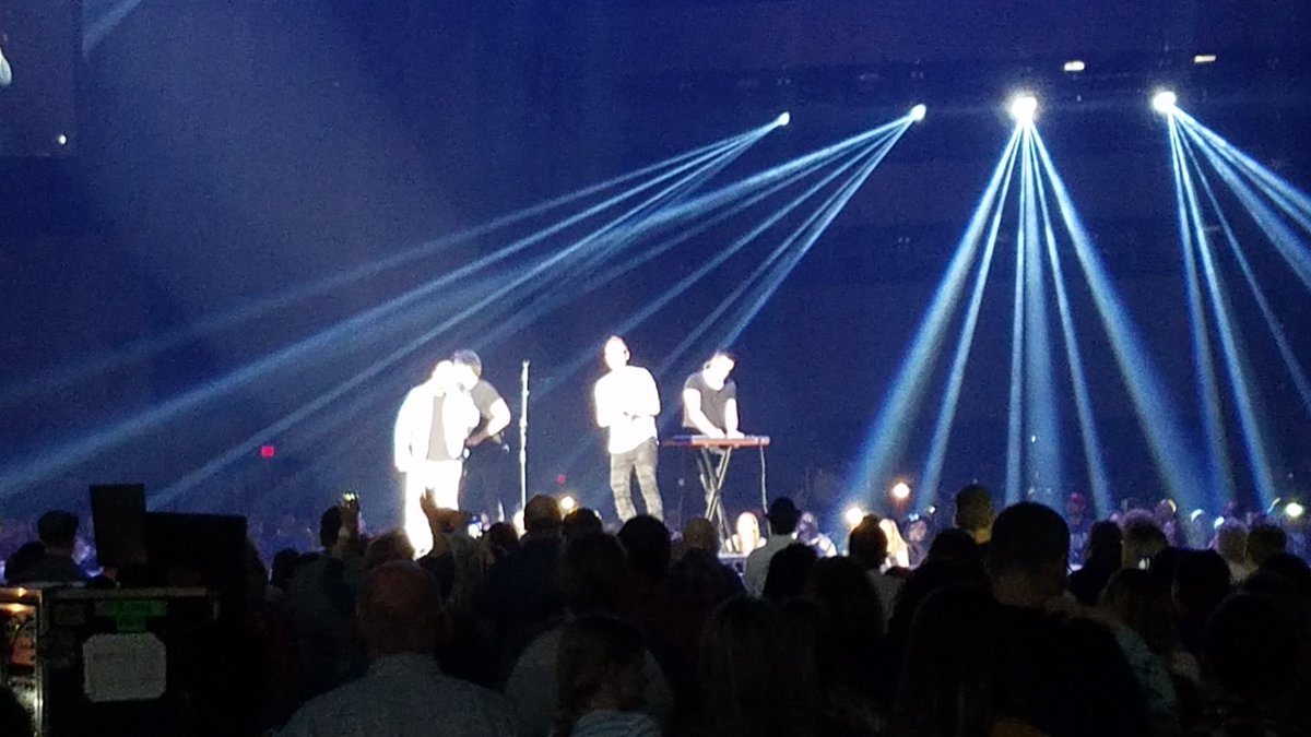 Christannamill2's tweet image. Too many great Musicians in one place ❤❤ #wearemessengers #ryanstevenson #aaroncole #jordanfeliz #HitsDeepTour