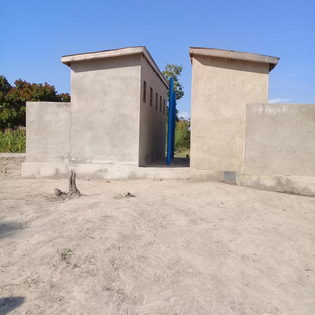 FrancisScolla's tweet photo. Hii ni choo ya shule ya msing iponya kata ya iponya wilaya ya mbogwe inamatundu kumi  imekamilika nainatumika tunaishikuri halimadhauli mbogwe kwa ushirikiano wao https://t.co/NAVH687Rft