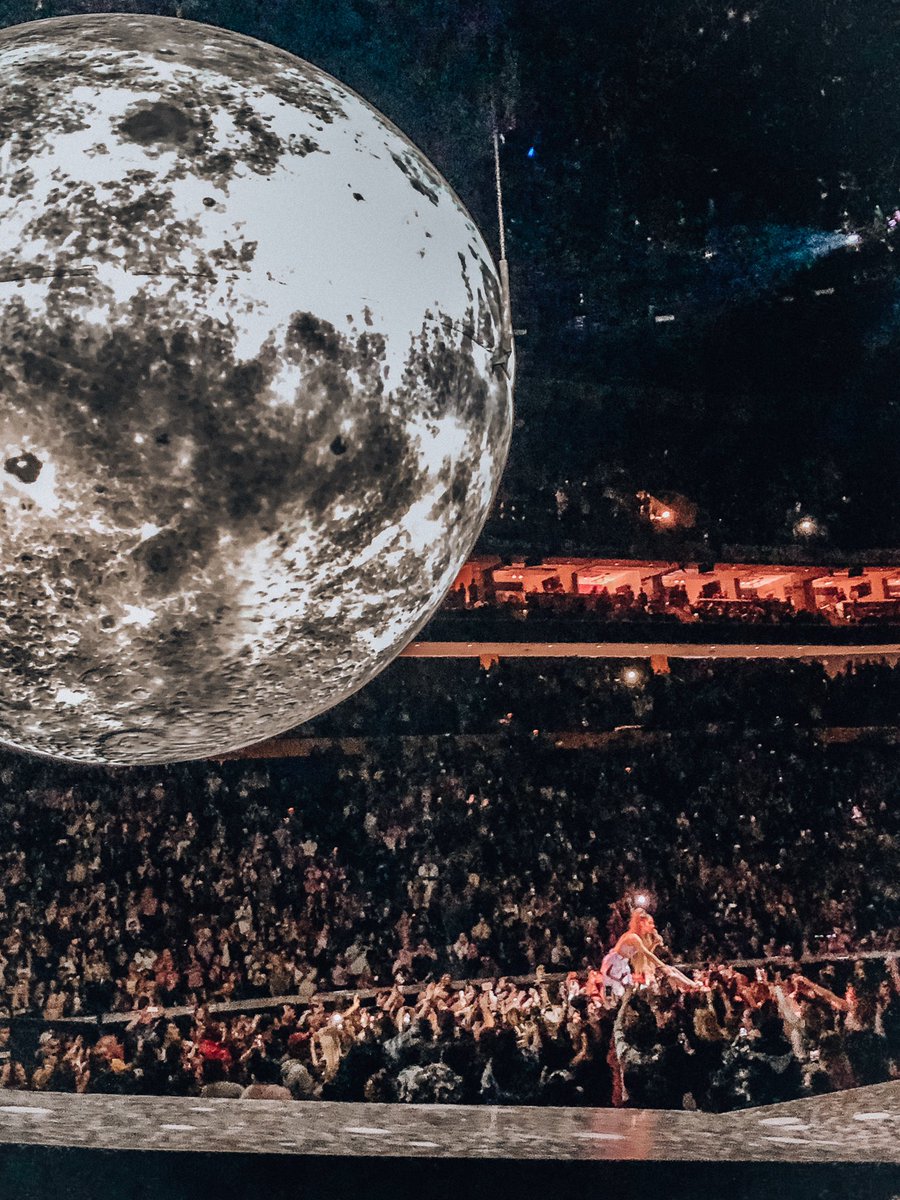 CourtneyOMara's tweet photo. thank u @ArianaGrande. buffalo loves u ❤️🌑 https://t.co/jrw7m0XfyI