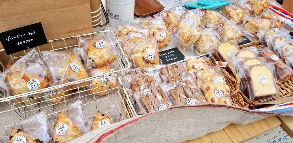 ekituzi's tweet photo. どうもスタッフです。
昼の部のEKITUZIの様子は……
牡蠣やお酒はたまたは、バーベキュとライブ完全にお祭り状態です。

15時からなにか面白いことが起こるから #Ekituziにおいでよ https://t.co/gBxeq4xXLf