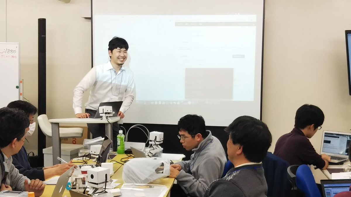 hayakumi8893's tweet image. ハンズオン後半は横井先生。めっちゃ楽しそう😃
#TJBot #TJBotzero #bmxug