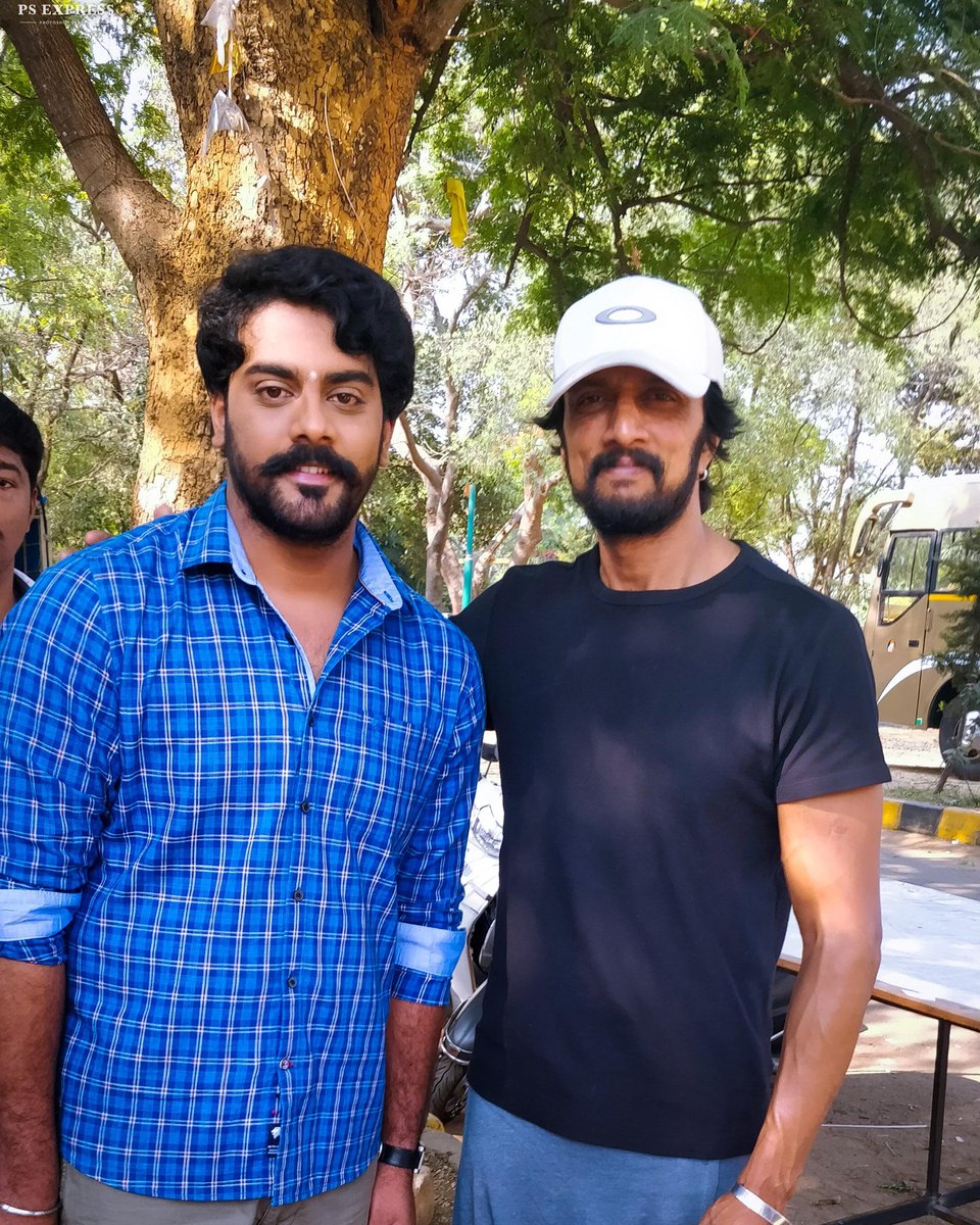 KKSFN_Official's tweet photo. Exclusive picture from the sets of #Kotigobba3 👌😍

Actor @chethanvicky7 ( Yaare Nee Mohini serial fame ) with namma Baadshah @KicchaSudeep anna.❤️

Follow Us On : 👉 @KKSFN_Official https://t.co/9mBWYdIpfB