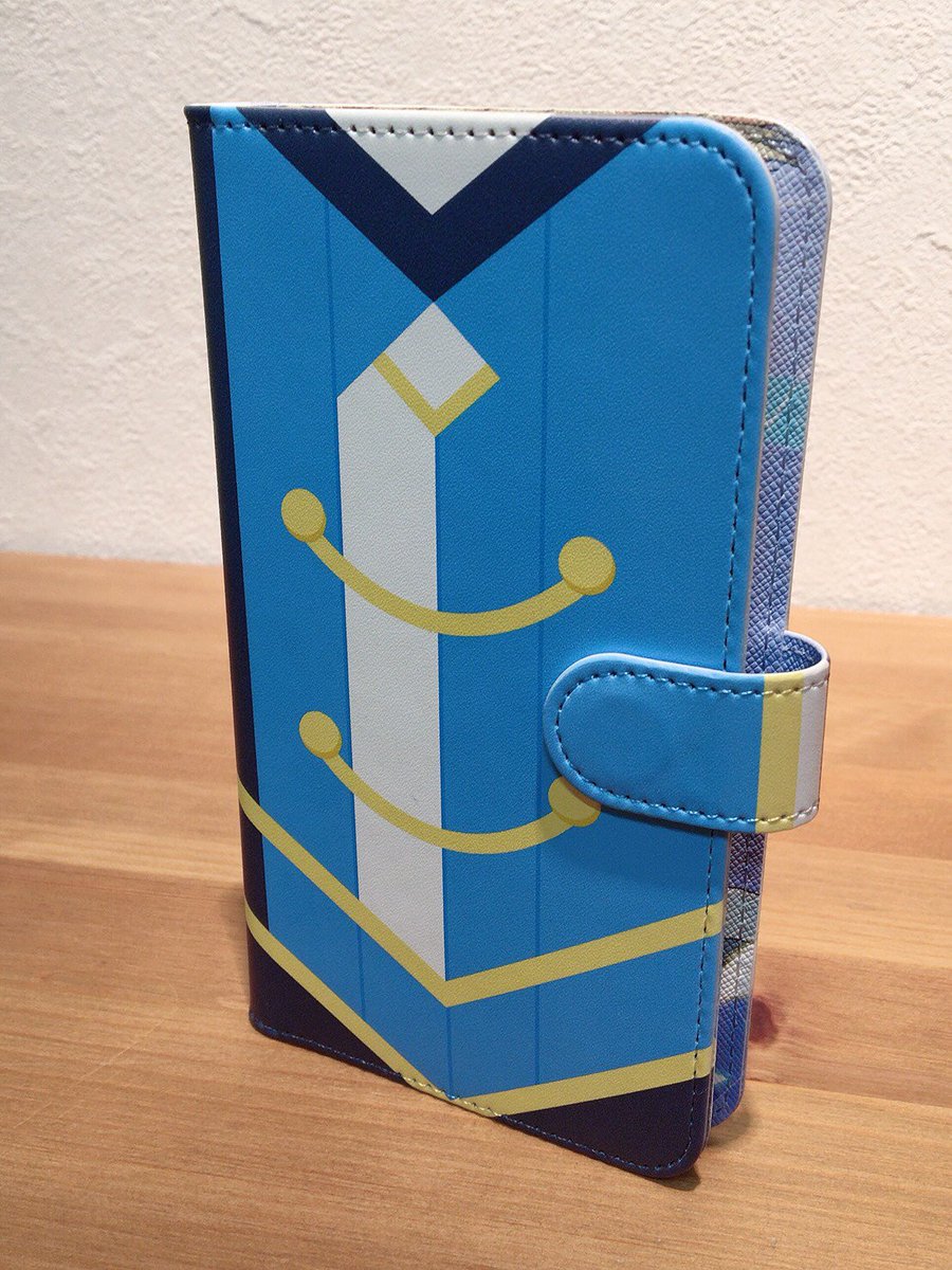 アニメ 映画グッズ販売サイト D D マーケット Animejapan グッズ情報 叛逆性ミリオンアーサー 団長アーサーをモチーフに 内側のイラストがインパクト大の手帳型スマホケースやトレーディング缶バッジを絶賛販売中です ぜひご覧ください