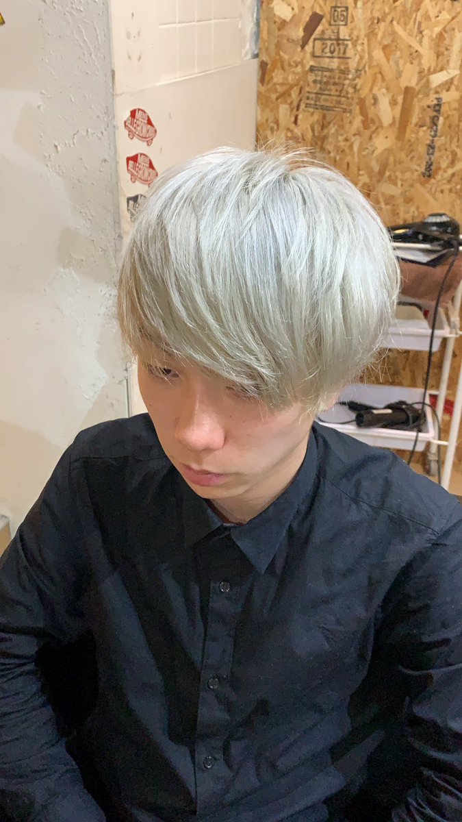 bellegrow_cross's tweet photo. ✨White Color✨

黒染めが毛先残ってるお客様をトリプルカラーでここまで白くしました！！
どんなカラーもクロスにお任��下さい！！

#メンズサロン #ホワイトカラー #ハイトーンカラー #美容室 https://t.co/s33hrmbINH