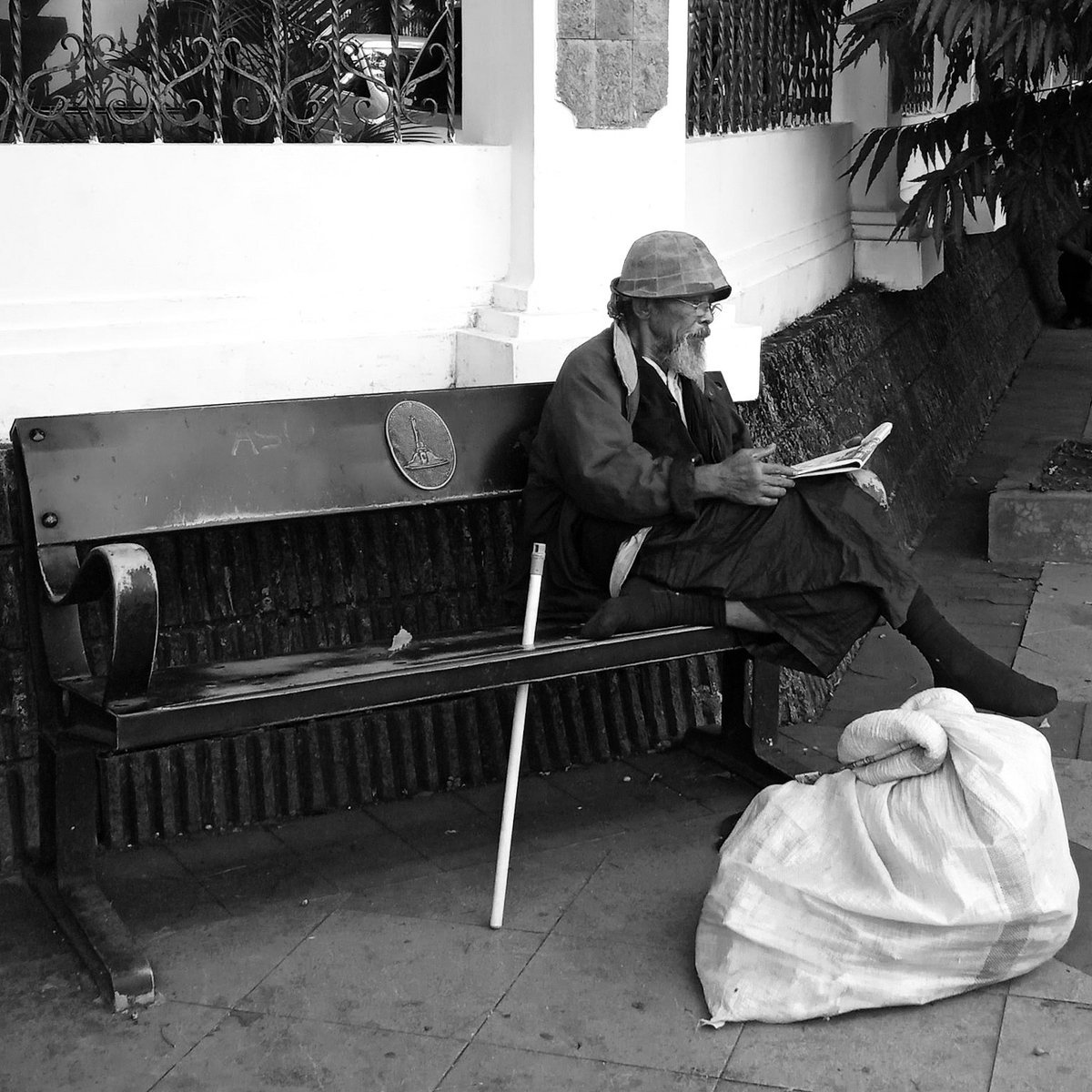 Di negeri para bedebah, petarung sejati tidak akan pernah berkhianat. -TereLiye

Di negeri demokrasi, para petarung berubah menjadi bedebah yg bersembunyi meluncurkan muslihat untuk berebut pangkat.

#bedebah