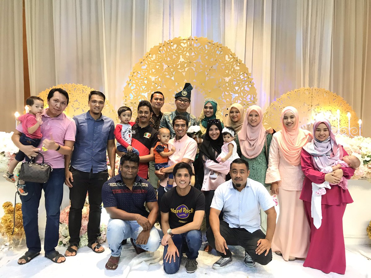 ZuhairiNadzrin's tweet photo. Congrats Hariz n pasangan! ☺️ #ExUTeM #Coursemate https://t.co/3mrE8ZriT2