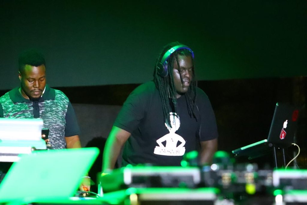nextradio_ug's tweet photo. Our #NxtSpinMaster winner and first runner-up @dj_ssese & @deejay_alza opened up the night with a massive set alongside @Jokwiz_official. #BurnaBoyXperienceKLA #NxtRadioUG https://t.co/J4sEOxAm2c
