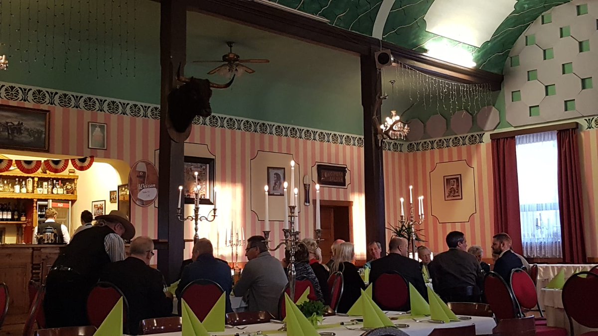 AlexDierksMdL's tweet photo. Vielen Dank für die Einladung zu eurem traditionellen Heringsessen in der Fastenzeit, Tilmann #Havenstein!
120 Gäste, eine tolle Atmosphäre, gutes Essen und breite Zustimmung für unser neues #Polizeigesetz 👮🏼♀️ sowie die #Landarztquote 👨🏻⚕️! https://t.co/n7uANHz1ha
