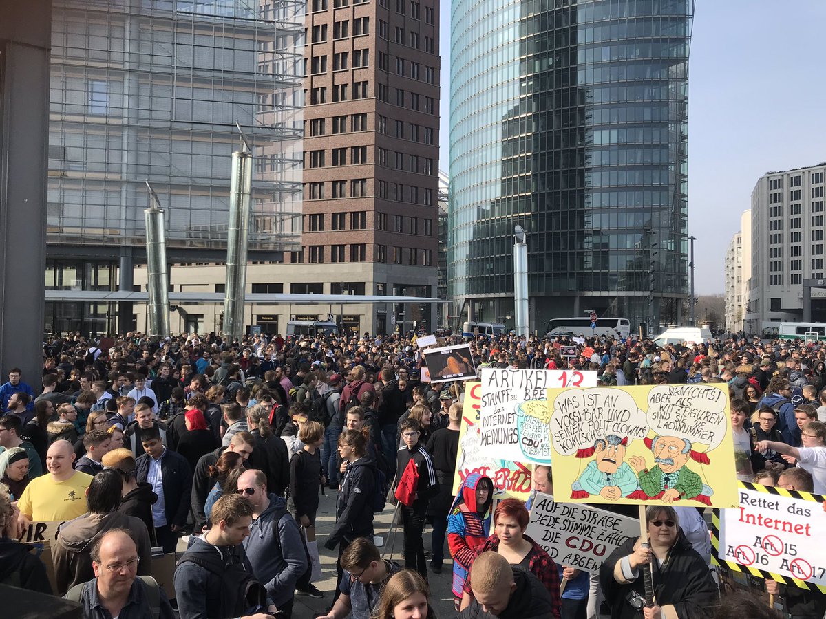 Die Berliner sind schon zahlreich vor Ort #Berlingegen13 #eu2303 #SaveYourInternet #Artikel13Demo #SaveTheInternet #artikel13