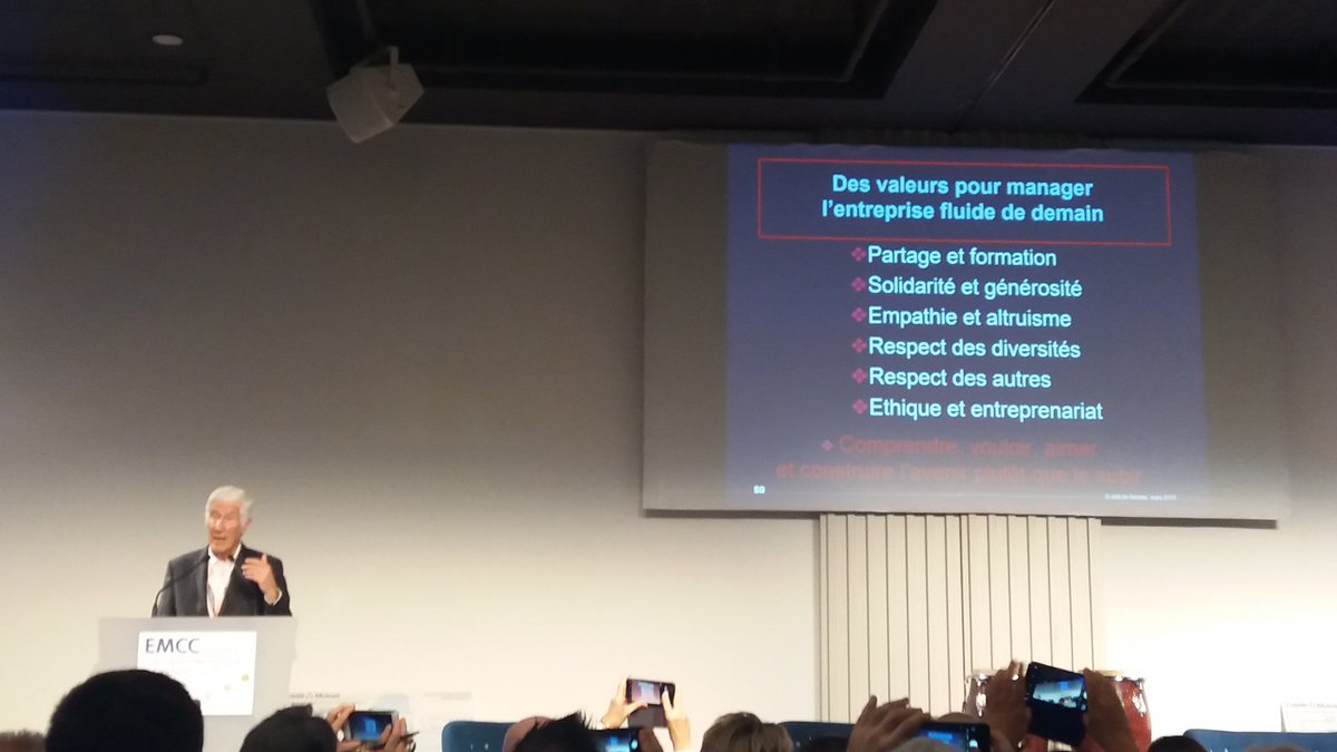 EMCCFrance's tweet photo. Standing ovation au #ColloqueEMCC France pour #JoëldeRosnay et sa magnifique conférence éclairante pour le futur de l'Humanité : ""Comprendre, vouloir, aimer et construire l'avenir plutôt que le subir"! https://t.co/hOM1zpEJ9X