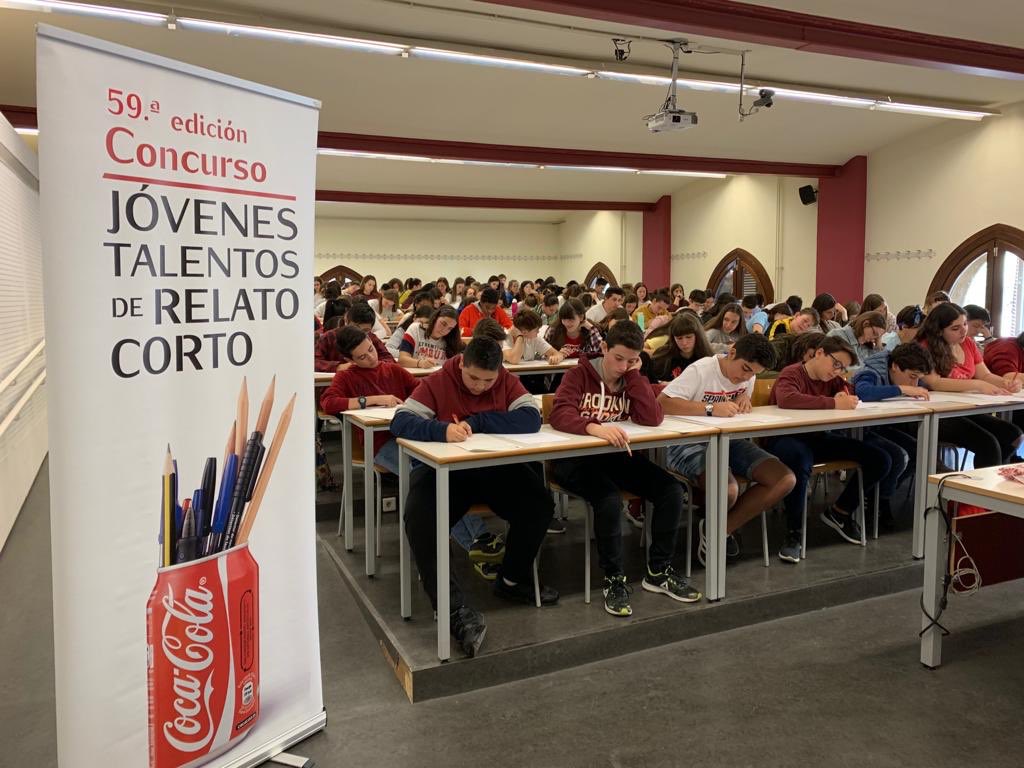 CocaColaEP_es's tweet photo. Inspirados por un reloj de arena, este #FelizSábado cientos de jóvenes de #Cataluña, #ComunidadValenciana, #Murcia, #Baleares y #Canarias ponen a prueba su imaginación en las pruebas escritas de la 59ª edición del concurso #JóvenesTalentosCocaCola https://t.co/b4soIDaOly https://t.co/HeCtaD9SgO