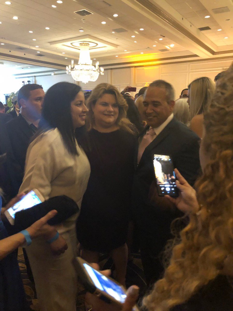 kelvinpr51's tweet photo. Nuestra #ComisionadaResidente @Jenniffer2012 anoche junto al #GobernadorPR @ricardorossello en la celebración de su cumpleaños, junto al liderato del @pnp y el pueblo progresista. #LaDuraDeWashington #Vamos #Visión2020 https://t.co/TQE7VYhGDM